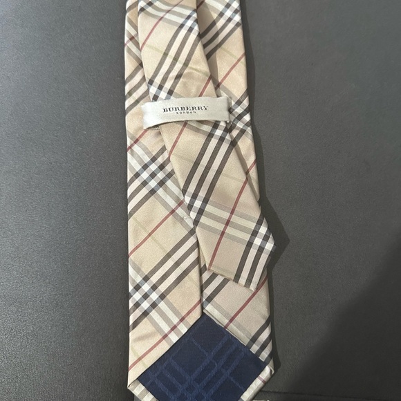 Burberry tie - Picture 3 of 7